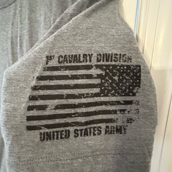 🌷Like new unisex medium First 1st Cavalry Division United States Army t shirt🌷 - Picture 3 of 4